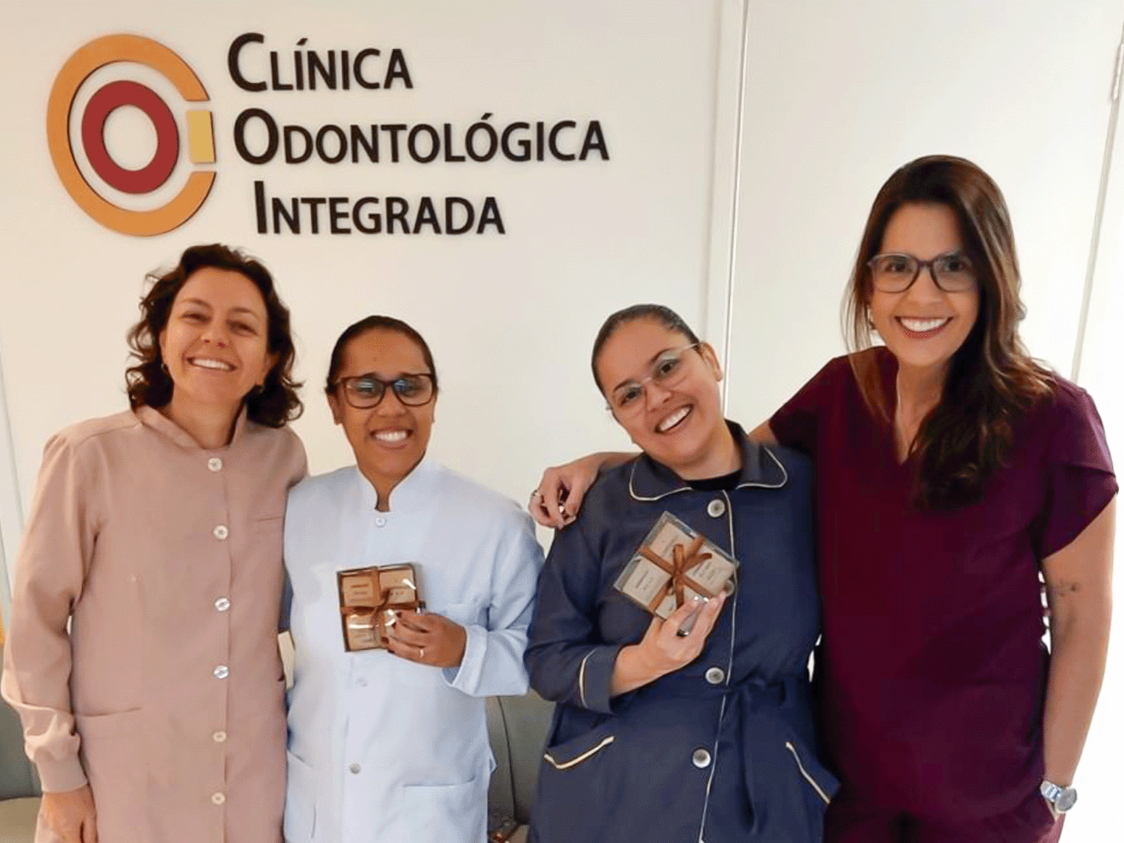 Equipe de dentistas da Clínica Odontológica Integrada no Rio de Janeiro. Agende sua consulta na COI, clínica odontológica no Centro do Rio de Janeiro. Especialidades em implantes, clareamento e mais. Atendimento humanizado e tecnologia de ponta.