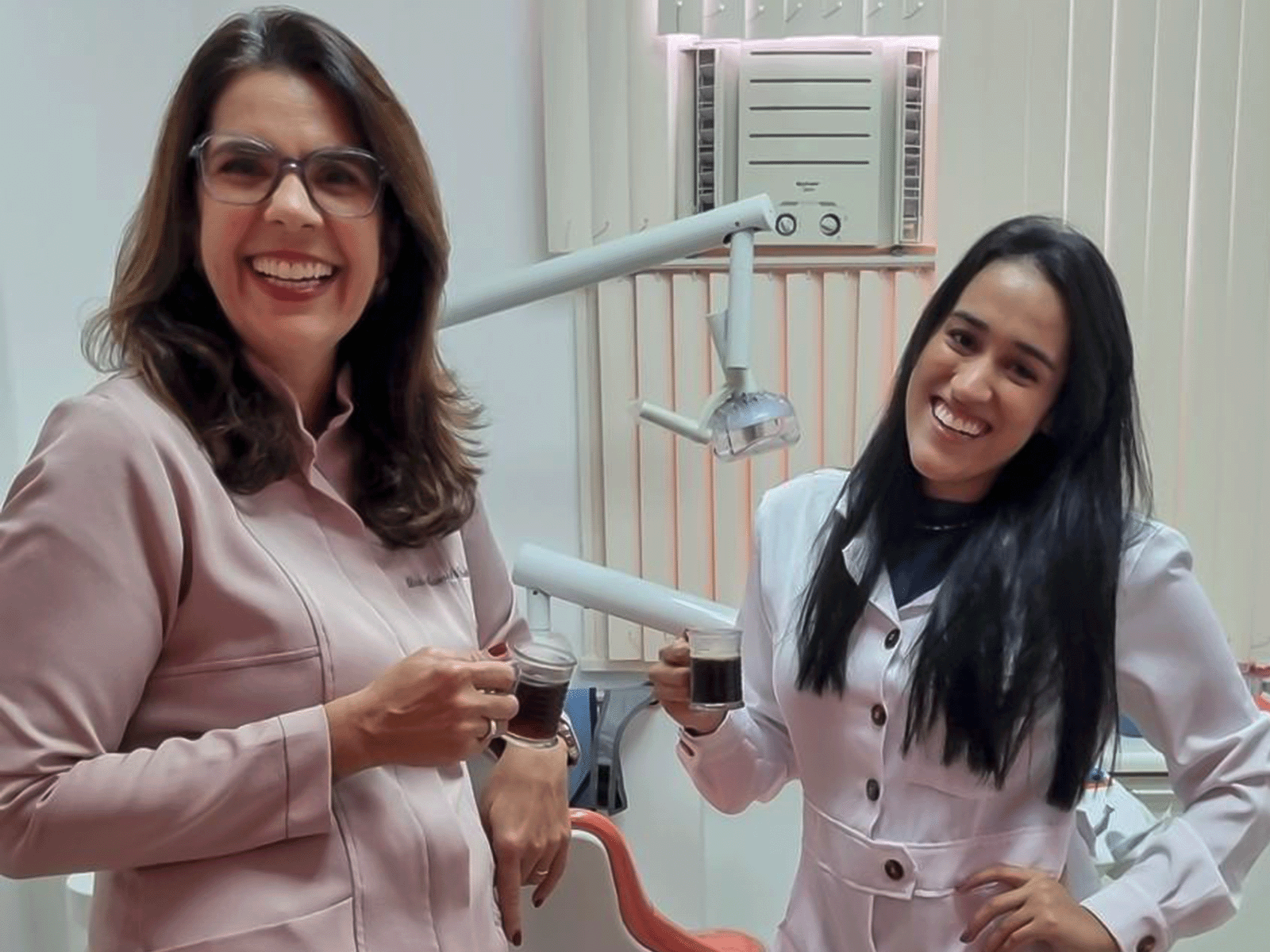 Equipe de dentistas da Clínica Odontológica Integrada no Rio de Janeiro. Agende sua consulta na COI, clínica odontológica no Centro do Rio de Janeiro. Especialidades em implantes, clareamento e mais. Atendimento humanizado e tecnologia de ponta.